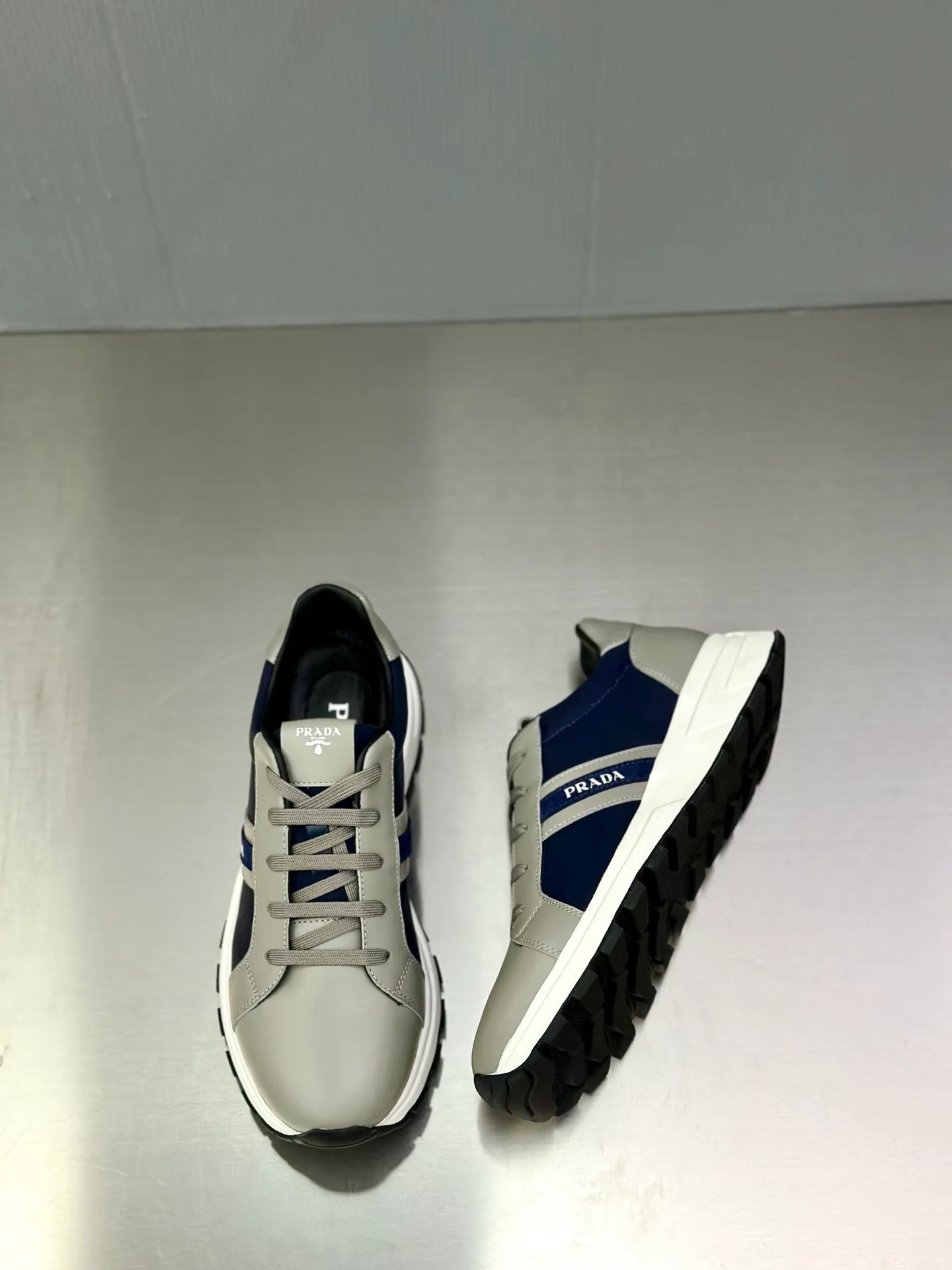 💰740 Prada/Prada men's new mesh stitching sneakers. This sneaker presents a modern version, reinterpreting the brand's archive style with clean lines and smooth details. The shoes are made of calf leather and technical fabric, with a triangular metal logo on the outside, bright TPU decoration on the heel, and a longer and padded inner heel design for a more comfortable fit. The tongue is decorated with a silk-screen logo, and is paired with a hollow rubber sole on the heel. The full cowhide lining comes standard with logo cowhide foot pads, making the upper foot taller, more comfortable, and versatile! Comes with full original packaging! Size: 39-40-41-42-43-44 standard leather shoe size (45 can be customized and does not support returns)